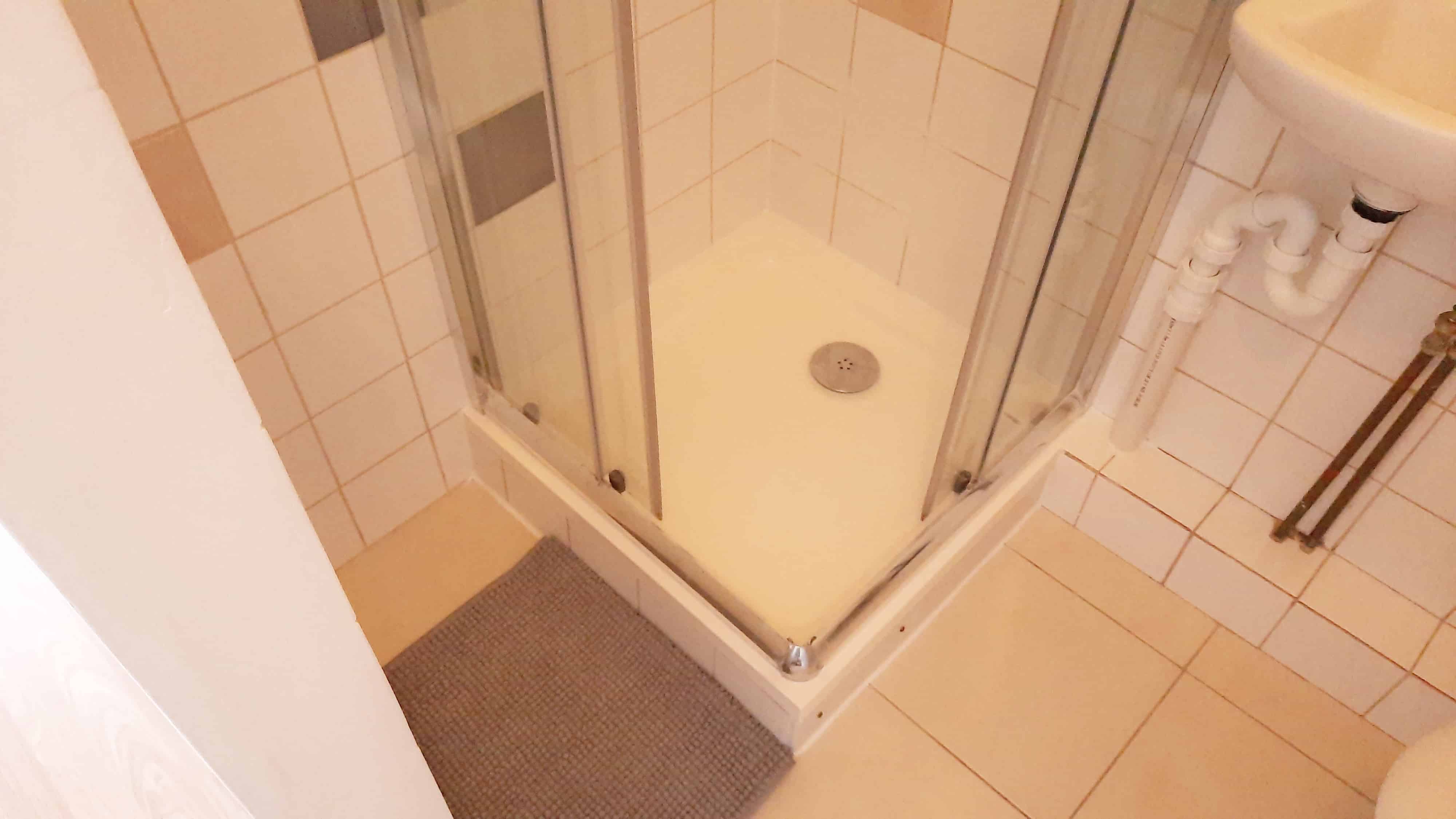 Bell Farm Avenue RM10, Dagenham - London, England, United Kingdom - 5 Bedroom 3 Bathroom - Bathroom