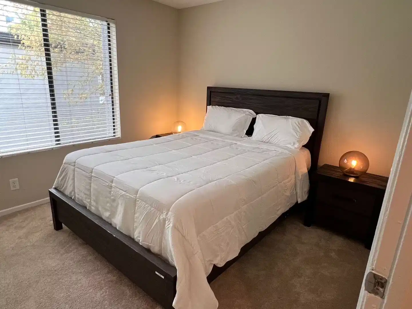 Common Area?w=400&h=260&fit=crop&q=40&auto=format&trim=auto