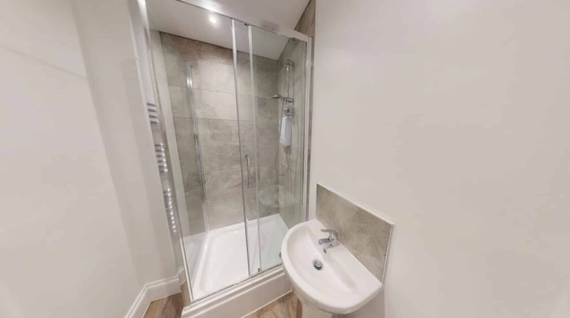 9 Bedroom 2 Bathroom - Bathroom?w=400&h=260&fit=crop&q=40&auto=format&trim=auto
