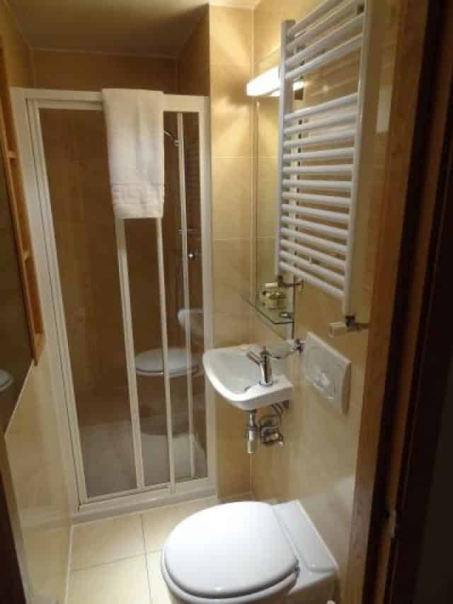 Exterior?w=400&h=260&fit=crop&q=40&auto=format&trim=auto