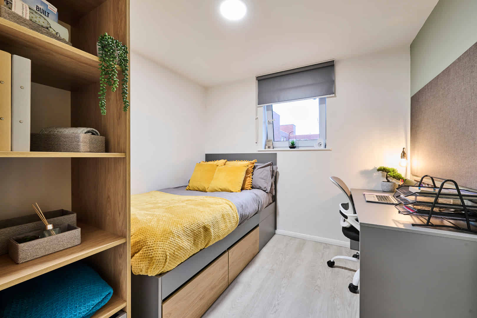 Bedroom?w=400&h=260&fit=crop&q=40&auto=format&trim=auto