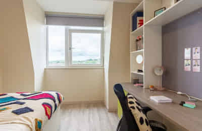 Common Area?w=400&h=260&fit=crop&q=40&auto=format&trim=auto