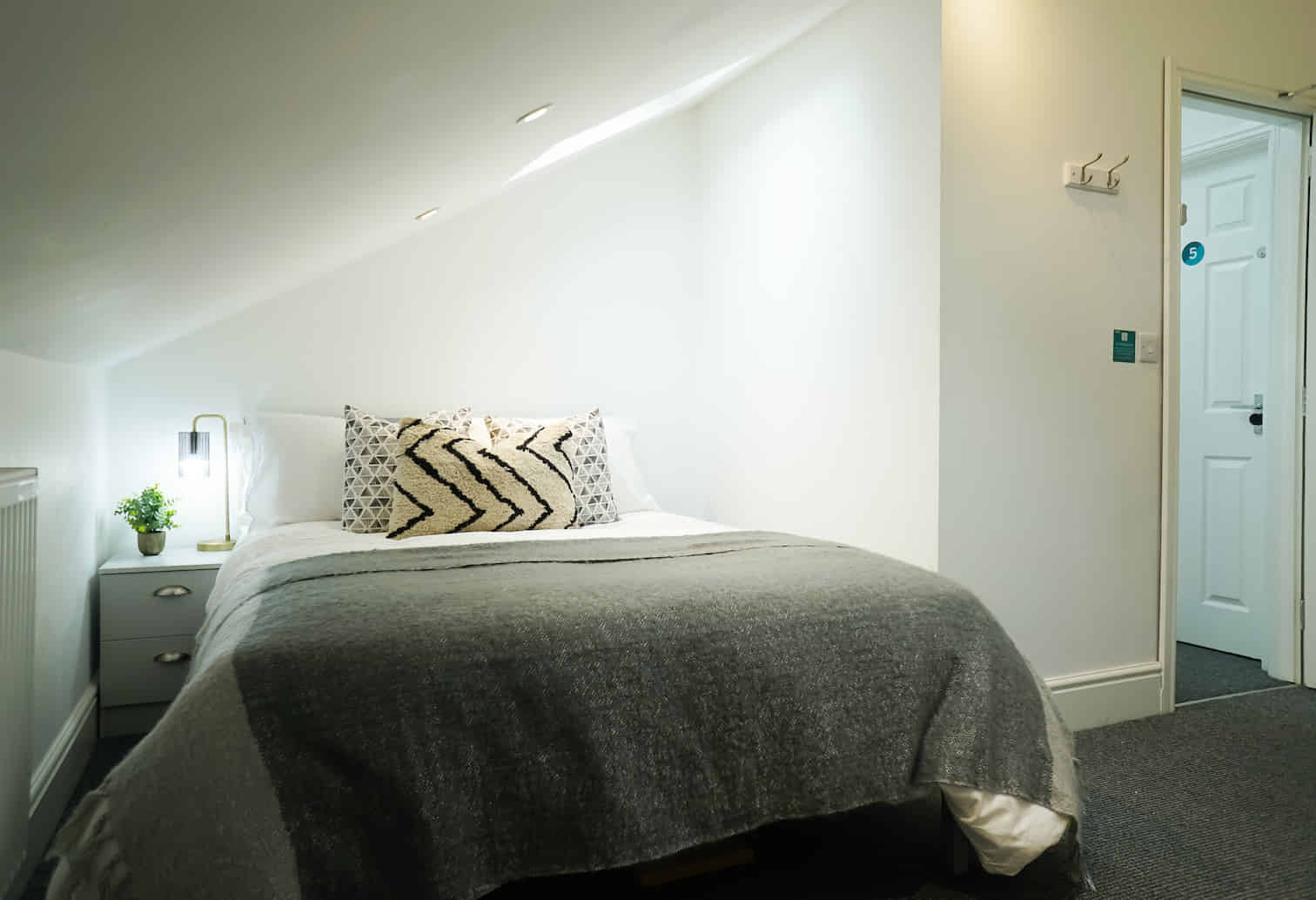 Room in a 6 Bedroom Apartment, 258 West Parade, Lincoln LN1 1LY - Lincoln, England, United Kingdom - 6 Bedroom 2 Bathroom Apartment - 3 - Bedroom