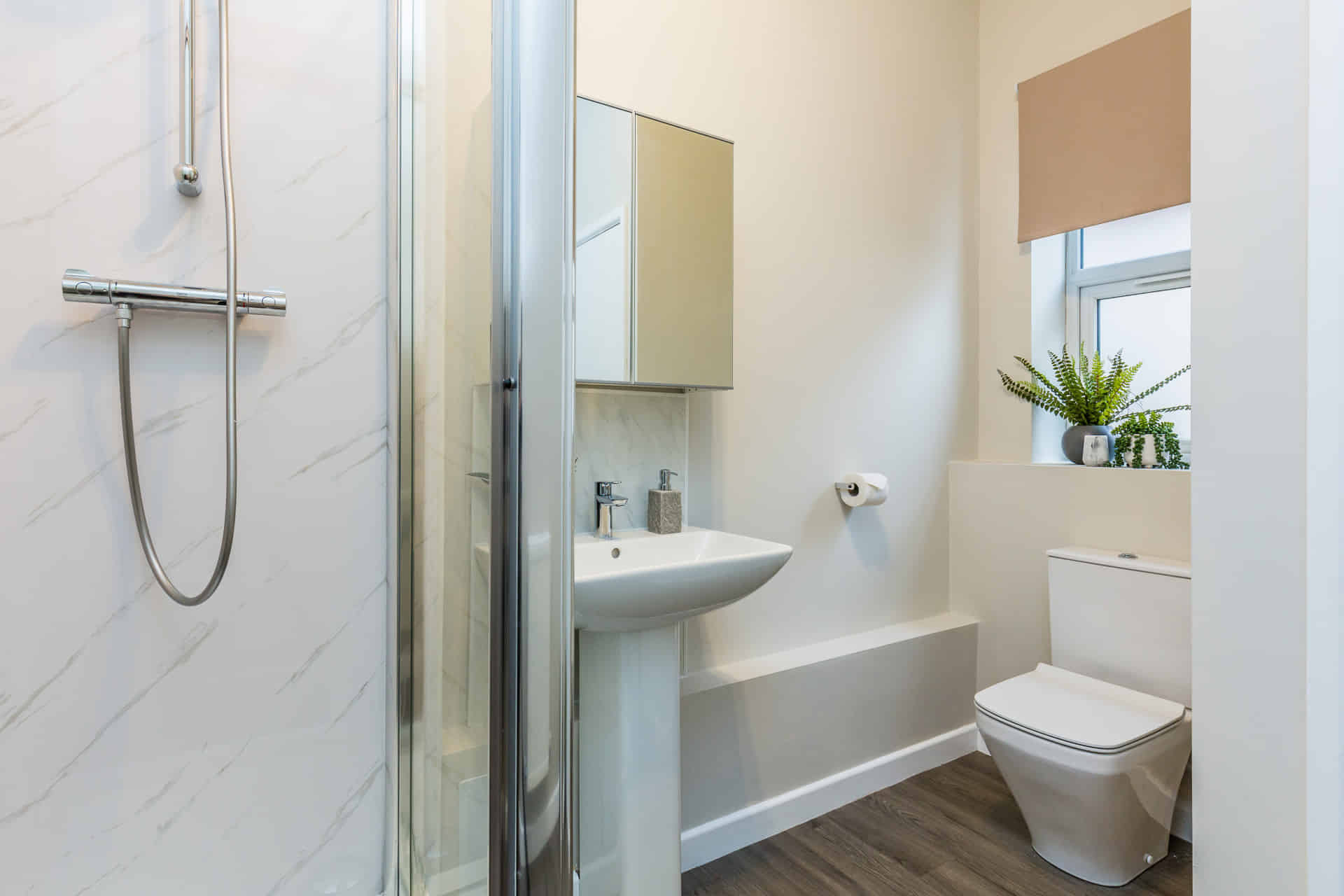 Room in a 6 Bedroom Apartment, 73 West Parade, Lincoln LN1 1QL - Lincoln, England, United Kingdom - 6 Bedroom 2 Bathroom Apartment - Bathroom