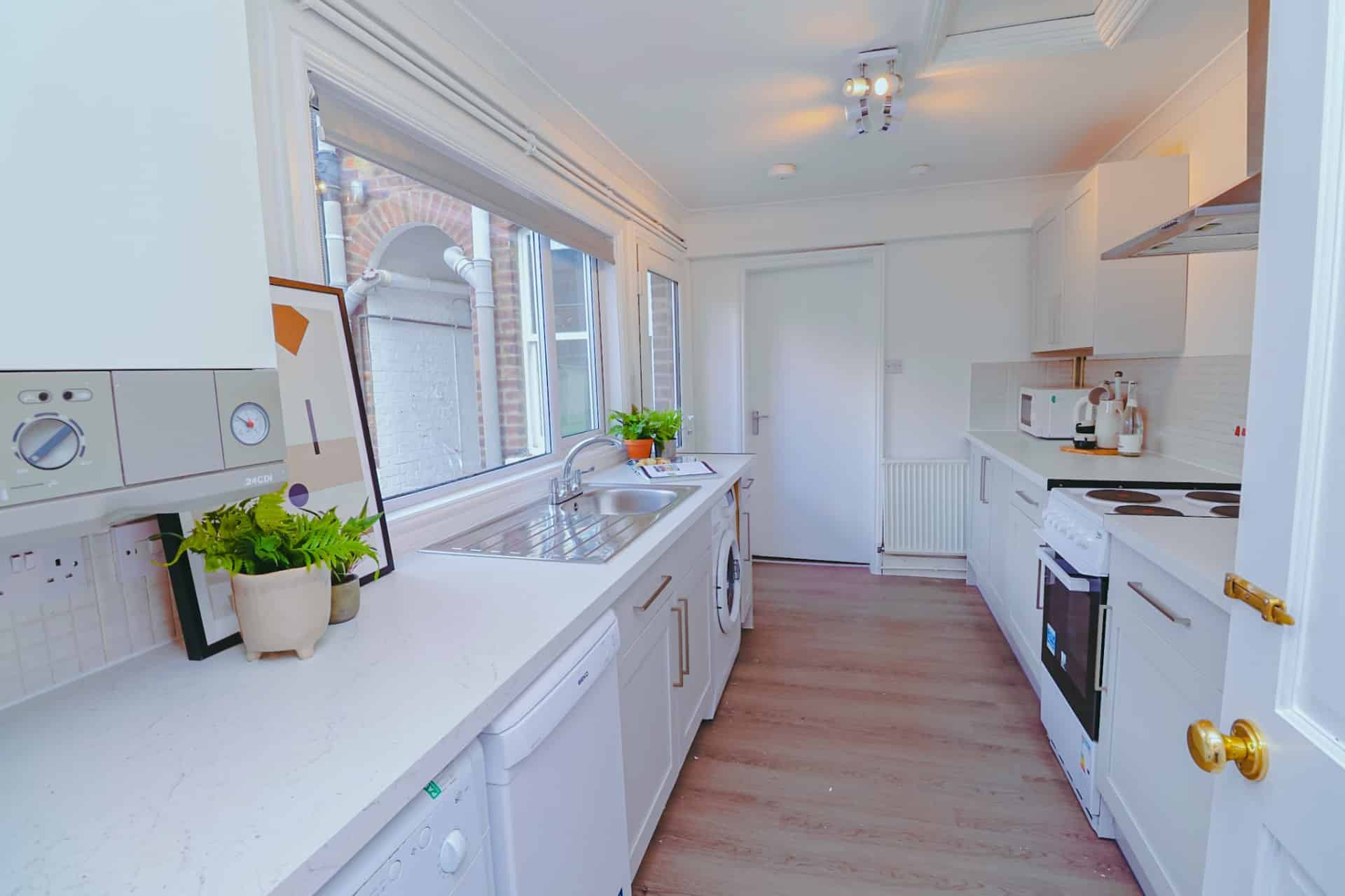 Room in a 5 Bedroom Apartment, 71 A West Parade, Lincoln LN1 1QL - Lincoln, England, United Kingdom - 5 Bedroom 2 Bathroom Apartment - 2 - Kitchen