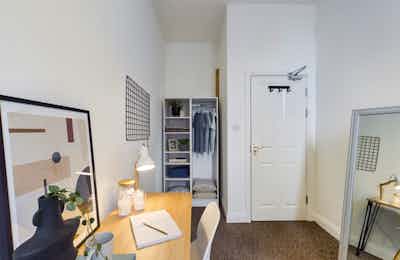 8 Bedroom 3 Bathroom  Apartment - 3 - Room