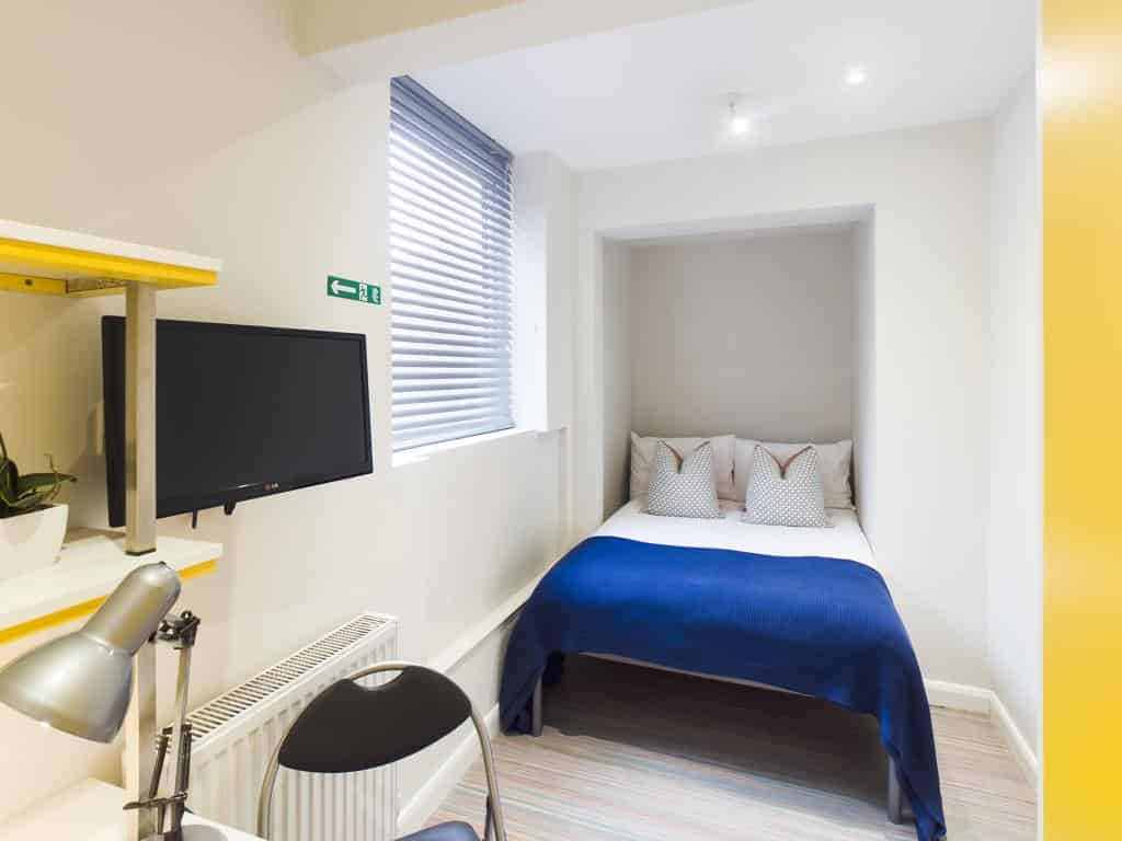 Room in a 4 Bedroom Apartment, 19 Carlton Road, Stoke-on-Trent ST4 2BG - Stoke-on-Trent, England, United Kingdom - 4 Bed Flat - Bedroom
