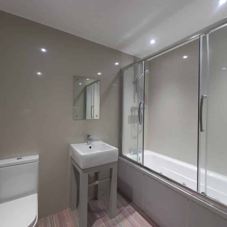 Room in a 4 Bedroom Apartment, 19 Carlton Road, Stoke-on-Trent ST4 2BG - Stoke-on-Trent, England, United Kingdom - 4 Bed Flat - Bathroom