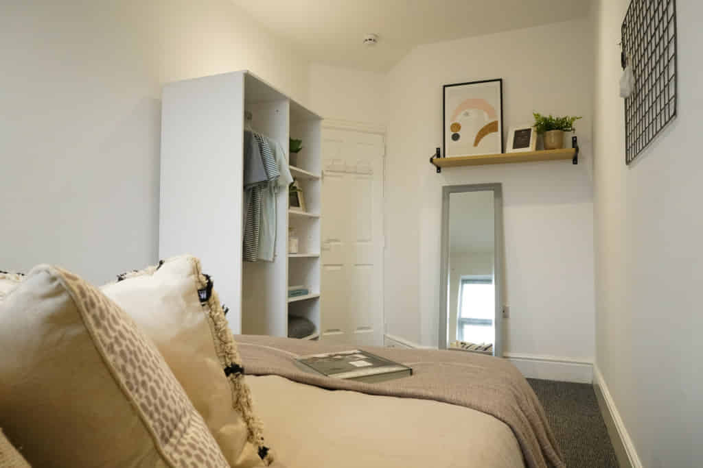 6 Bedroom 2 Bathroom Apartment - 2 - Bedroom?w=400&h=260&fit=crop&q=40&auto=format&trim=auto