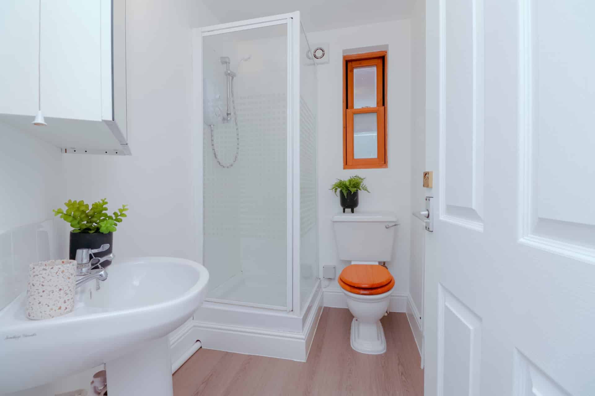 5 Bedroom 2 Bathroom Apartment - 2 - Kitchen?w=400&h=260&fit=crop&q=40&auto=format&trim=auto