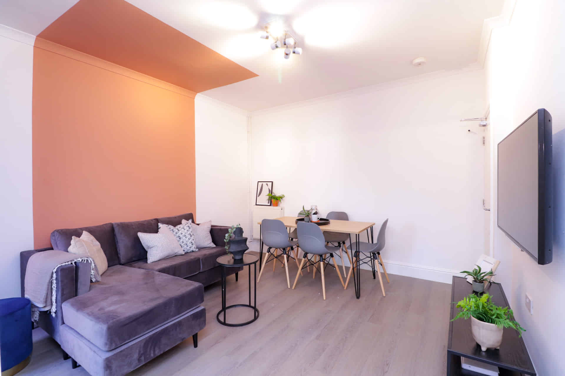 6 Bedroom 2 Bathroom Apartment - 1 - Bedroom?w=400&h=260&fit=crop&q=40&auto=format&trim=auto
