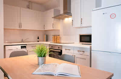 8 Bedroom 2 Bathroom Apartment - 1 - Bathroom?w=400&h=260&fit=crop&q=40&auto=format&trim=auto
