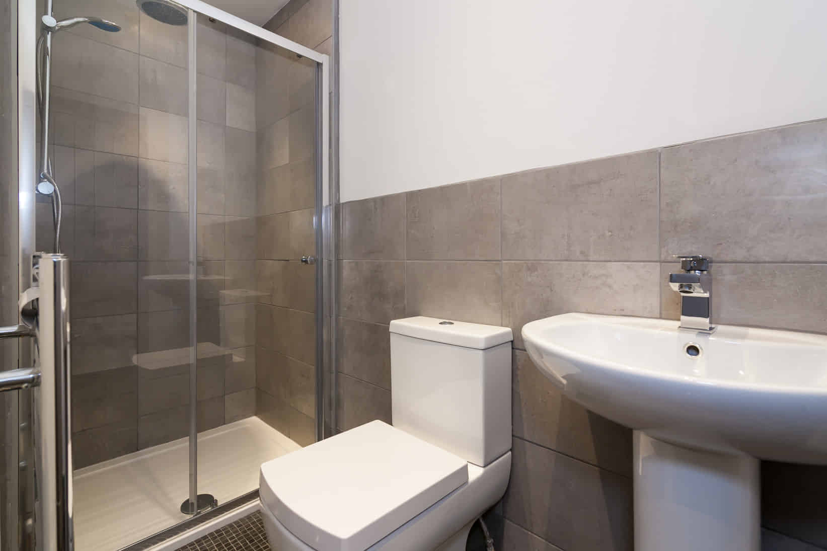 Room in a 2 Bedroom Apartment, Edge Ln, Liverpool, L7 9LB - Liverpool, England, United Kingdom - Bedroom 1 - Bathroom