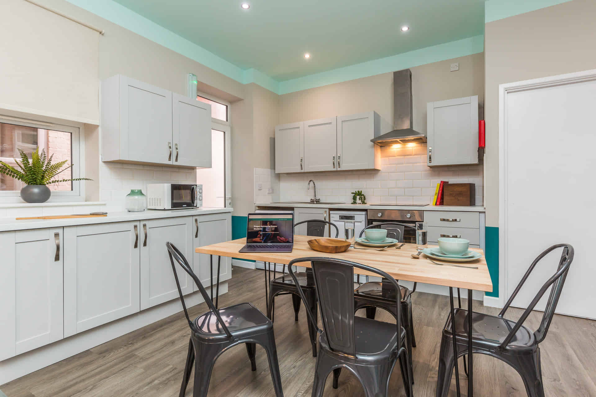 6 Bedroom 2 Bathroom Apartment - Bathroom?w=400&h=260&fit=crop&q=40&auto=format&trim=auto