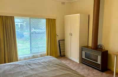 Room 1 - Bathroom?w=400&h=260&fit=crop&q=40&auto=format&trim=auto