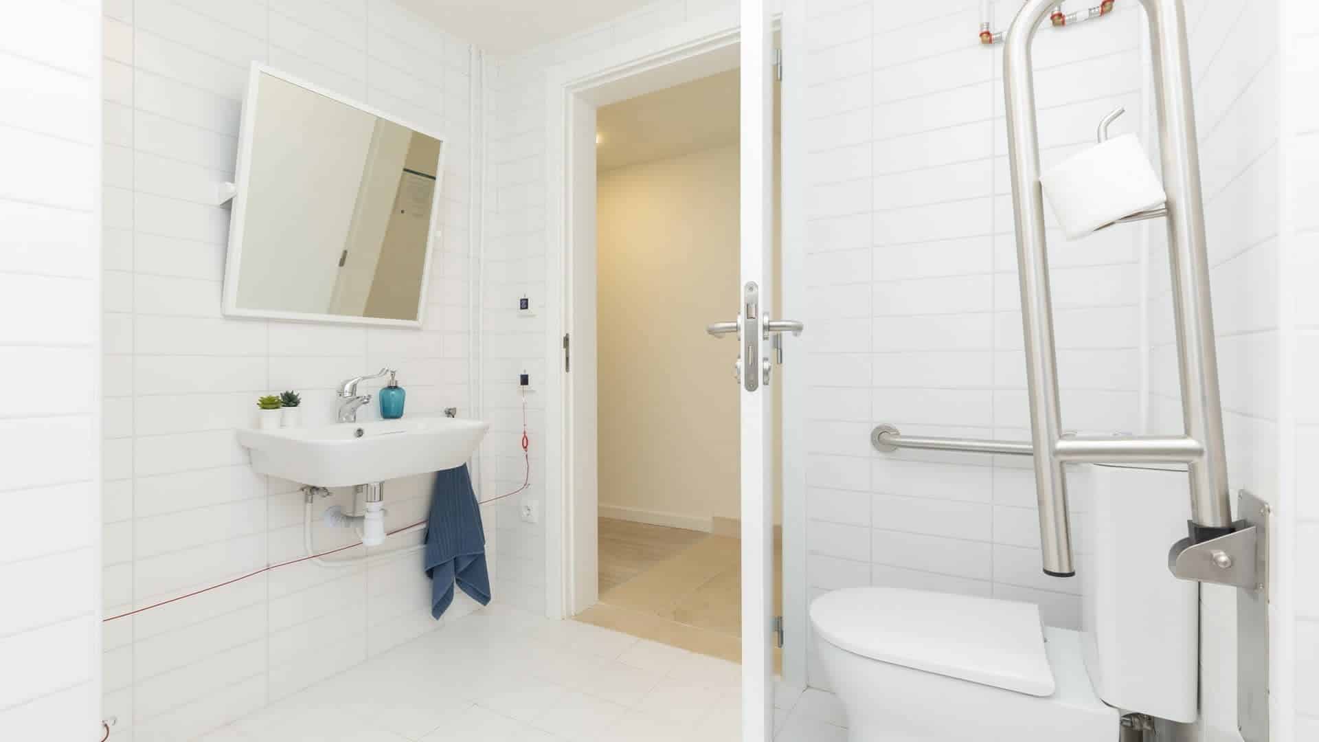 Classic Twin Apartment - Amenities?w=400&h=260&fit=crop&q=40&auto=format&trim=auto