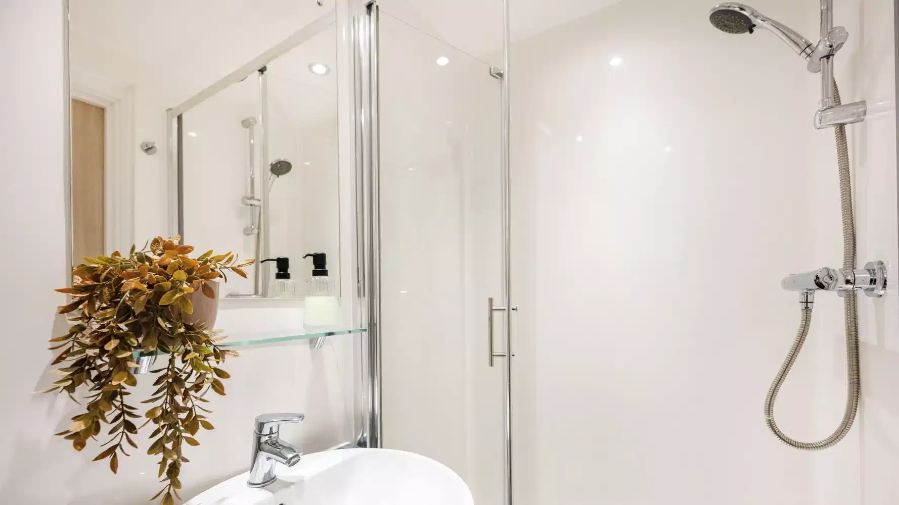 Amenities?w=400&h=260&fit=crop&q=40&auto=format&trim=auto