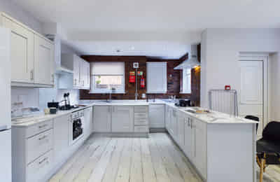 Exterior?w=400&h=260&fit=crop&q=40&auto=format&trim=auto