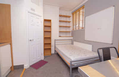 Room in a 7 Bedroom Apartment, 106 Yarborough Road, Lincoln LN1 1HR - Lincoln, England, United Kingdom - Bedroom 3 - Bedroom