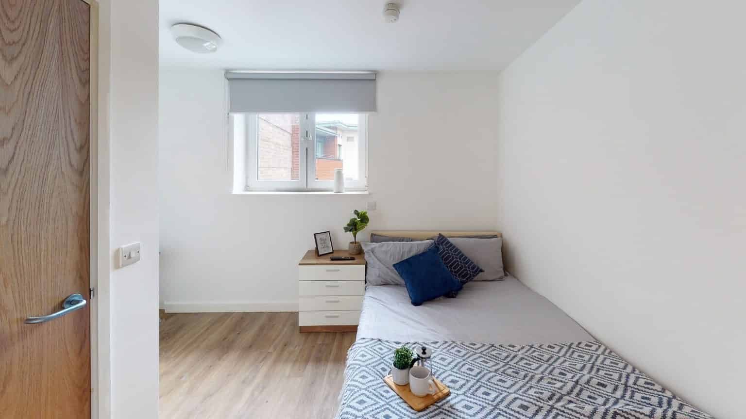 Bedroom?w=400&h=260&fit=crop&q=40&auto=format&trim=auto