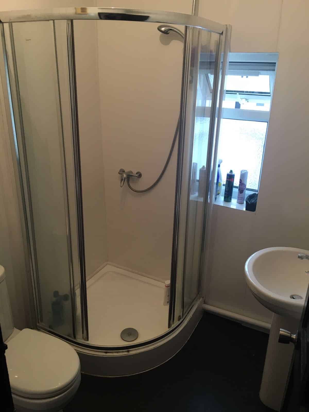 5 Bedrooms 2 Bathrooms Apartment - Bathroom?w=400&h=260&fit=crop&q=40&auto=format&trim=auto