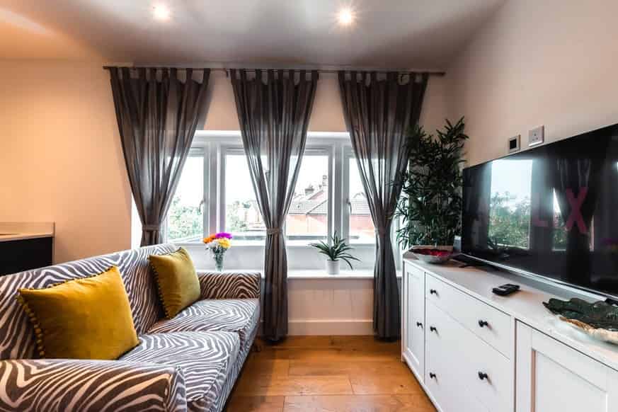 Bedroom?w=400&h=260&fit=crop&q=40&auto=format&trim=auto