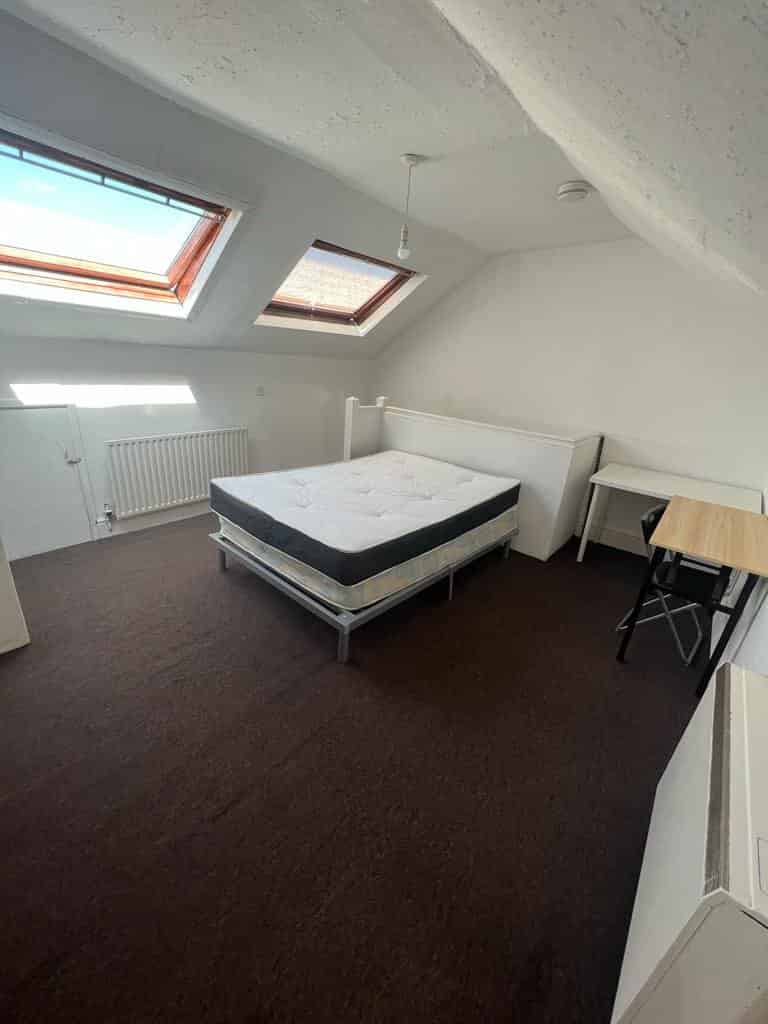 6 Bedrooms 2 Bathrooms Apartment - Kitchen?w=400&h=260&fit=crop&q=40&auto=format&trim=auto