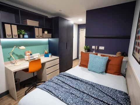 8 Bed En-suite - Bedroom