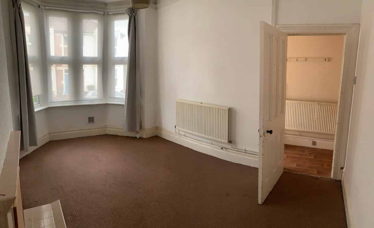 Common Area?w=400&h=260&fit=crop&q=40&auto=format&trim=auto