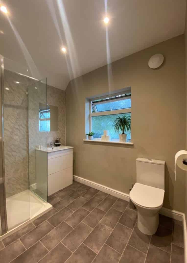 Bedroom - Bathroom?w=400&h=260&fit=crop&q=40&auto=format&trim=auto