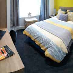 5 Bedrooms - Bedroom?w=400&h=260&fit=crop&q=40&auto=format&trim=auto