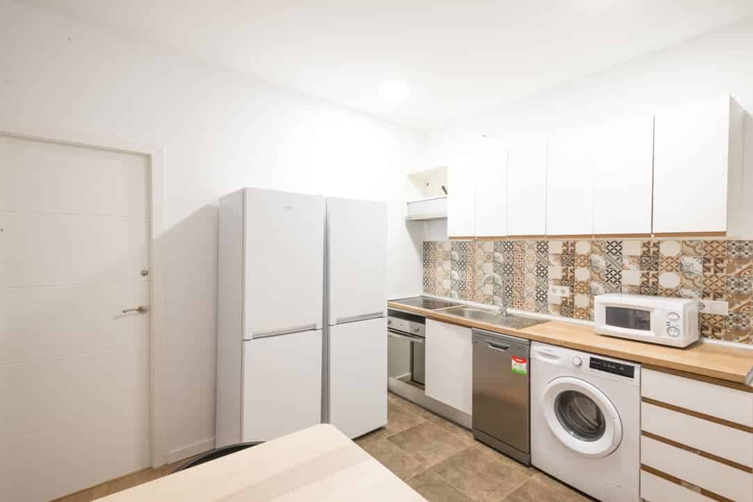 Plaza Tirso De Molina-Habyt, Madrid - Madrid, Spain - Kitchen
