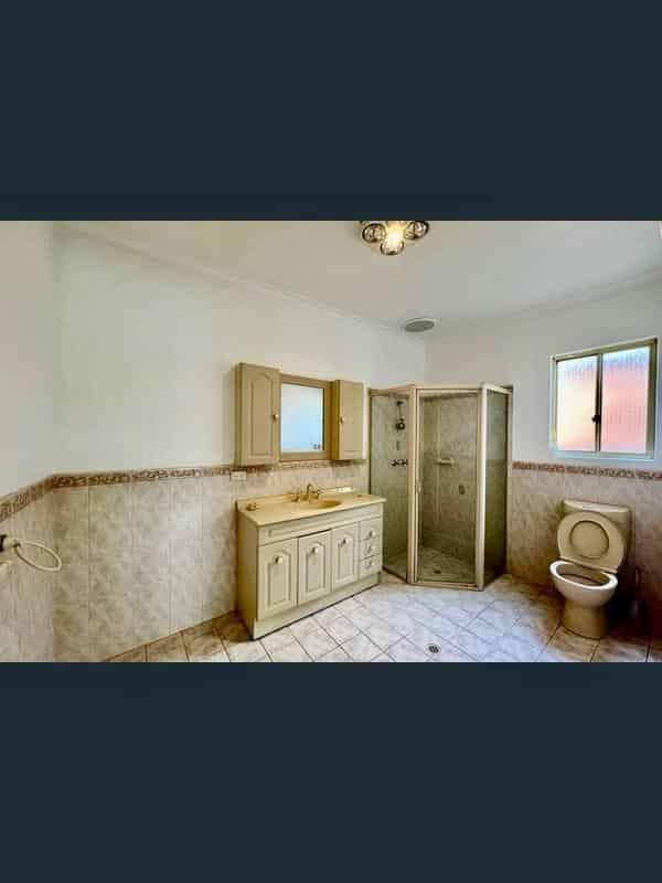 4 Bed 2 Bath - Bathroom?w=400&h=260&fit=crop&q=40&auto=format&trim=auto