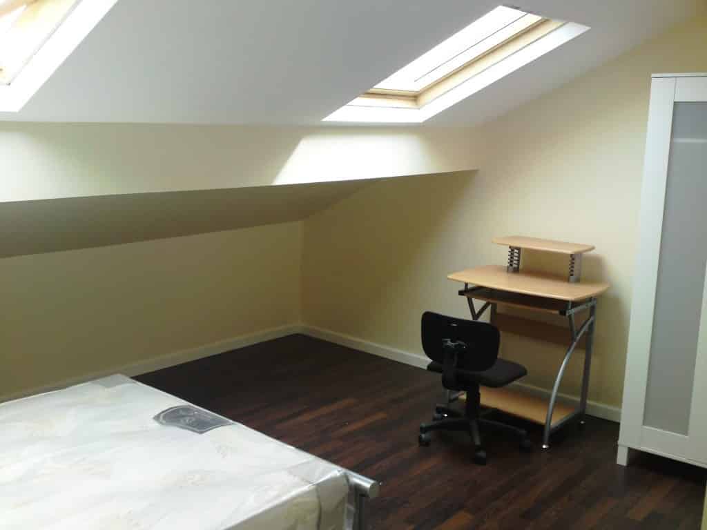 Room in a 9 Bedroom Apartment, 277 Great Western St, Manchester, M14 4DR - Manchester, England, United Kingdom - Bedroom 8 - Amenities